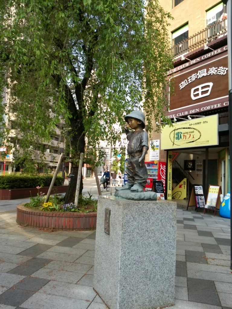 田のお店の前には「将軍の孫　銅像」があります。
