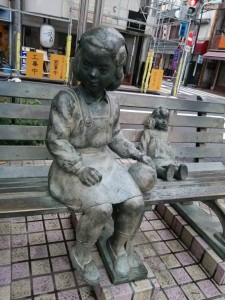 ひざし　女の子のブロンズ像