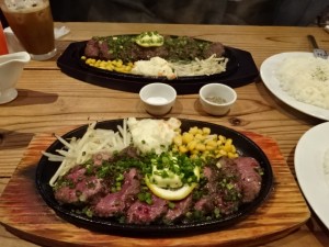 ハラミステーキ (手前200g、奥300g)