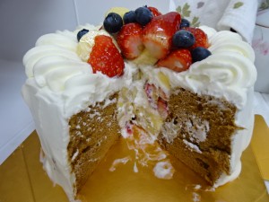 シフォンカフェ「ボン・ムー」のホールケーキ　カット
