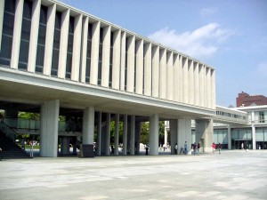 ピロティ　～広島平和記念資料館のピロティ～