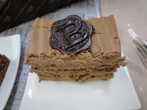 チョコレートキーキを取り分けて！