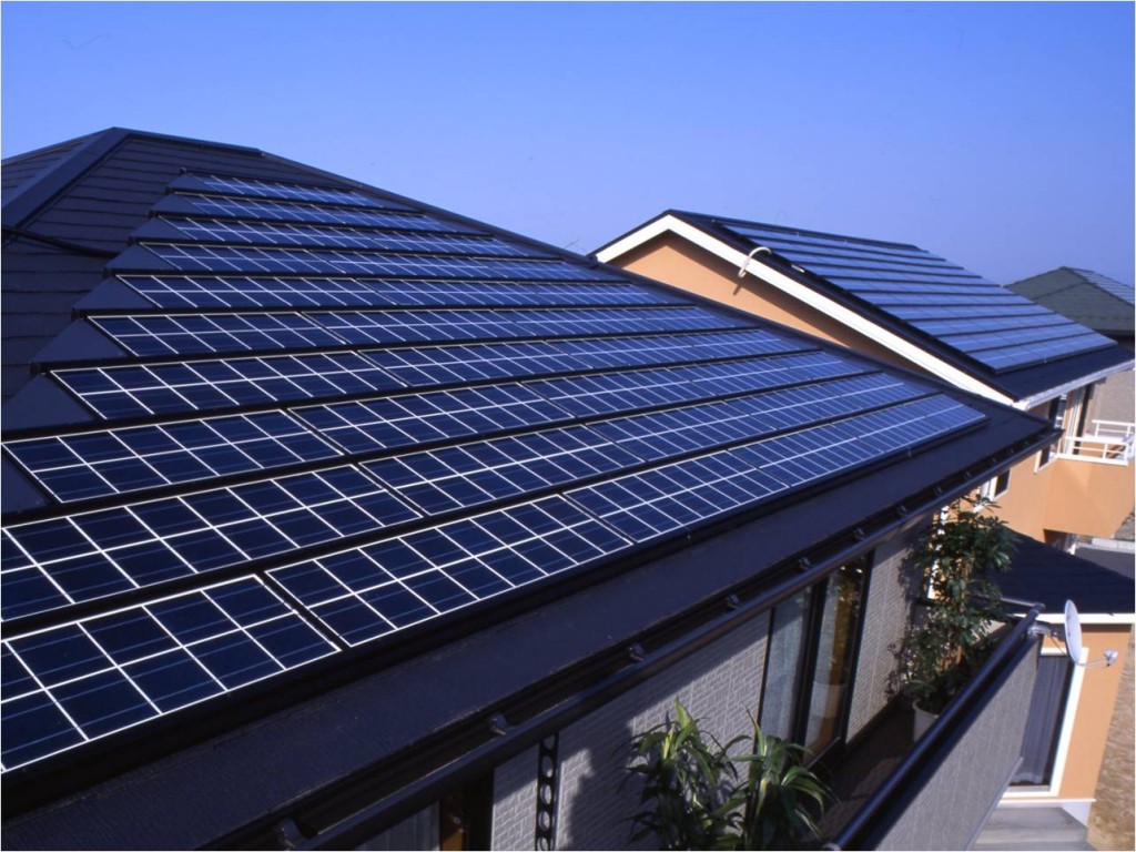 「太陽光発電」　屋根に貼ってあるパネルなども。