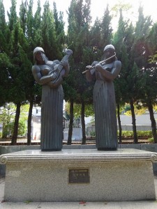 上野町公園にある像